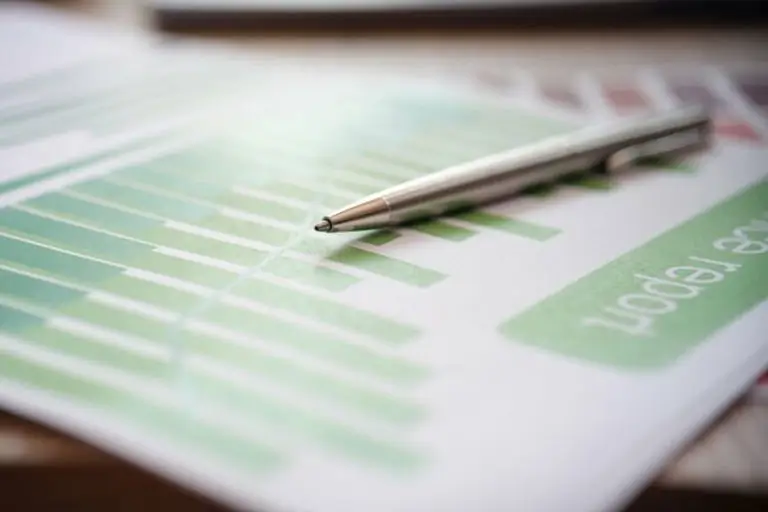 Ein Stift, der auf einem Dokument liegt -  – symbolische Darstellung für die Sanierung von Einzelmaßnahmen, welche durch die Wüstenrot Energieberatung begleitet wird