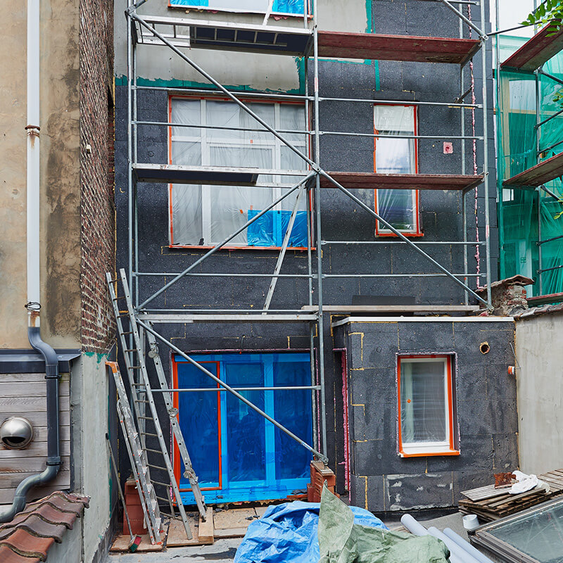 Ein Haus vor, während und nach der Sanierung – symbolische Darstellung der Fachplanung und Baubegleitung durch die Wüstenrot Energieberatung